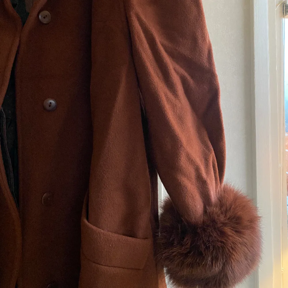 Orange/brun vintage kappa med pälsdetaljer. Väldigt unik och cool! . Jackor.