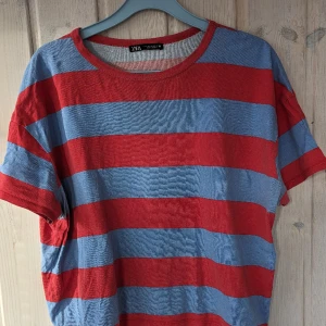 Randig Tshirt från Zara  - Tvätt påverkade och lite fläckar finns Ett litet bit hål (kontakta mig för flera bilder) 