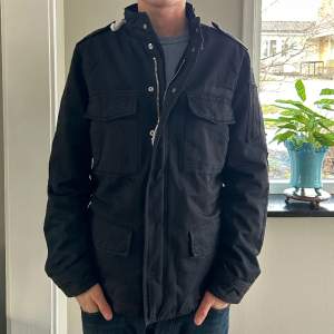 Zadig & Voltaire field jacket | Skick: 10/10 aldrig använd allt og | Storlek: M | Nypris: 5999 | Pris: 1999 | Modellen på bilder är 180 och väger 70 kg |Fraktar via postnord eller instabox på köparens bekostnad | Hör av dig vid frågor