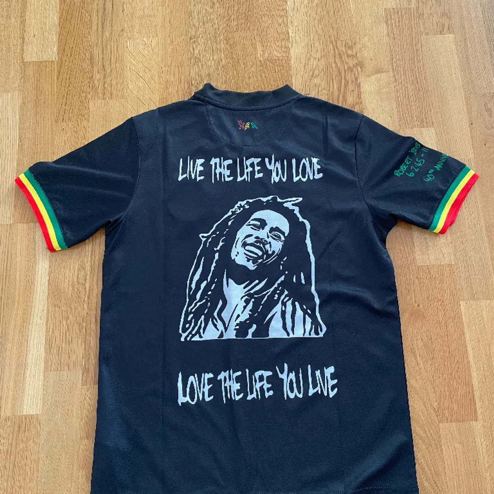 Säljer min Ajax tröja med Bob Marley tryck. Den är oanvänd och har ett mycket bra material. Skriv vid funderingar och fler bilder, priset går att diskutera. . T-shirts.