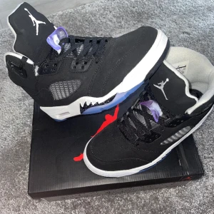 Jordan 5 oreo moonligt - Säljer dessa schyssta skor nu. Köpte dem på plick till min lillebror för 1800 men han gilla dem inte. Han har använt dem 1 gång. Skick 10/10 lite lite smuts under sulan. Storlek 41 men passar storlek 42