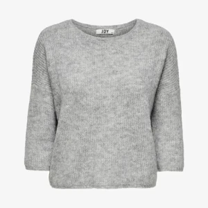 Trekvarts stickad tröja💘 - Säljer min favorit stickade tröja som har 3/4 armar och man kan verkligen ha den till ALLT💘. Lite nopprig men gör såklart att ta bort. Säljer då den tyvärr inte kommer till lika mycket användning. Nypris: 300 och slutsåld överallt. 