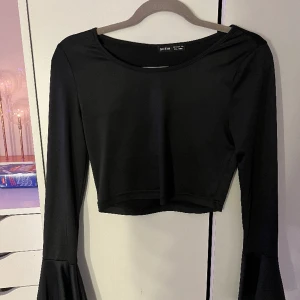 Svart tröja - Fint Skick den är dock väldigt kort så inte blivit använd mycket💞