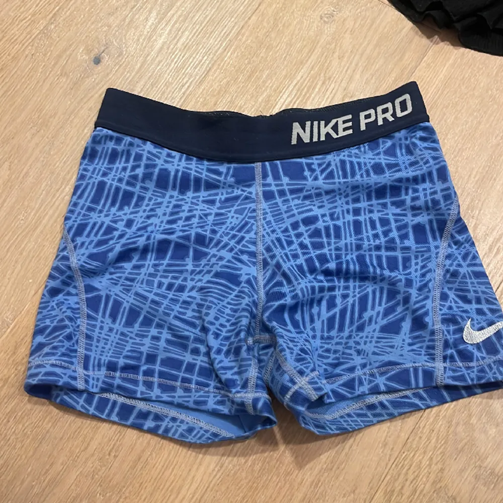 Nike pros i storlek M men passar även S . Shorts.