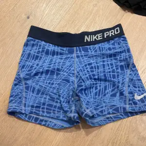 Nike pros i storlek M men passar även S 