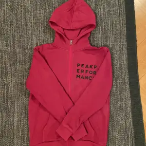 Säljer min rosa/röda hoodie pga för liten.