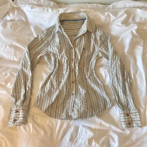 Randig skjorta - Köpt på vinted men kommer inte till användning. Köpt för 90kr.