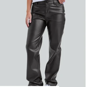 Skinnbyxor bikbok - Högmidjade svarta skinnbyxor från bikbok. Sparsamt använda