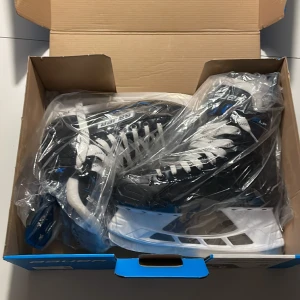 Skridskor Bauer - Nästintill oanvända Bauer hockeyskridskor, nyslipade. Storlek 40,5 Modell: S21 Bauer X-Lp Int. Ny pris: 1299 på  https://www.monkeysportseurope.com men mitt pris är 700kr