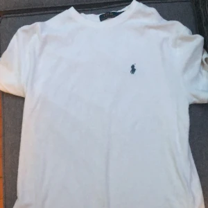 Ralph Lauren Frotté Tshirt - Asfet Ralph Lauren T-shirt i frotté, köpt för 1100kr på Johnells. Bra inför sommaren och sparsamt använd, cond - 8,5/10.
