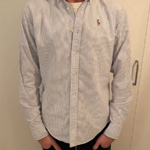 Polo skjorta  - Säljer dena feta polo skjorta på grund av att den blivit för liten. Den är storlek S Skick 10/10   Skriv gärna vid frågor 