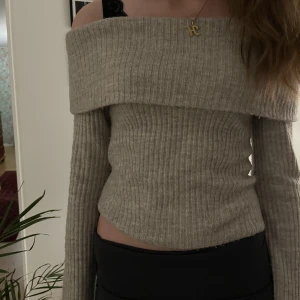 Of shoulder tröja  - Jätte fin tröja från hm kommer inte till än ändvändning  längre❤️🫶🏻