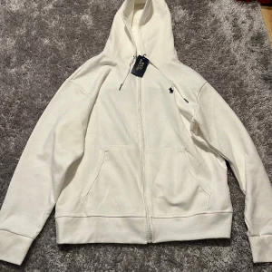 Polo Ralph lauren hoodie - Helt oanvänd hoodie i färgen vit. Nypris ca 1500-1800. Pris kan diskuteras