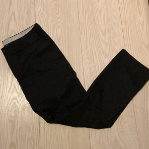 Tiger of sweden  - Ett par tiger of sweden kostym byxor i storlek 52 färgen på byxorna är svart, dom är väldigt sparsamt använda, ny pris 1500 kr vårat pris kommer ligga på 150kr men pris kan diskuteras som på alla våra produkter! om mera information så fråga oss!