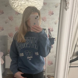 Tröja - Säljer denna snygga tröja från Gina tricot som är i superbra skick och säljs då jag behöver bli av med en del kläder💓