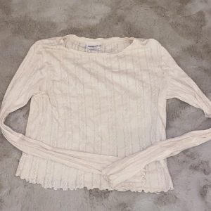 Vit tröja - Den är i storlek M men skulle säga att den mer är i storlek S. Har bara använt tröjan en gång så den är i bra skick. Priset kan diskuteras☺️