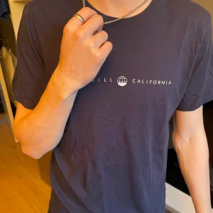 Mörkblå t-shirt  - Säljer en mörkblå t-shirt i storlek S. Den har inga defekter. 