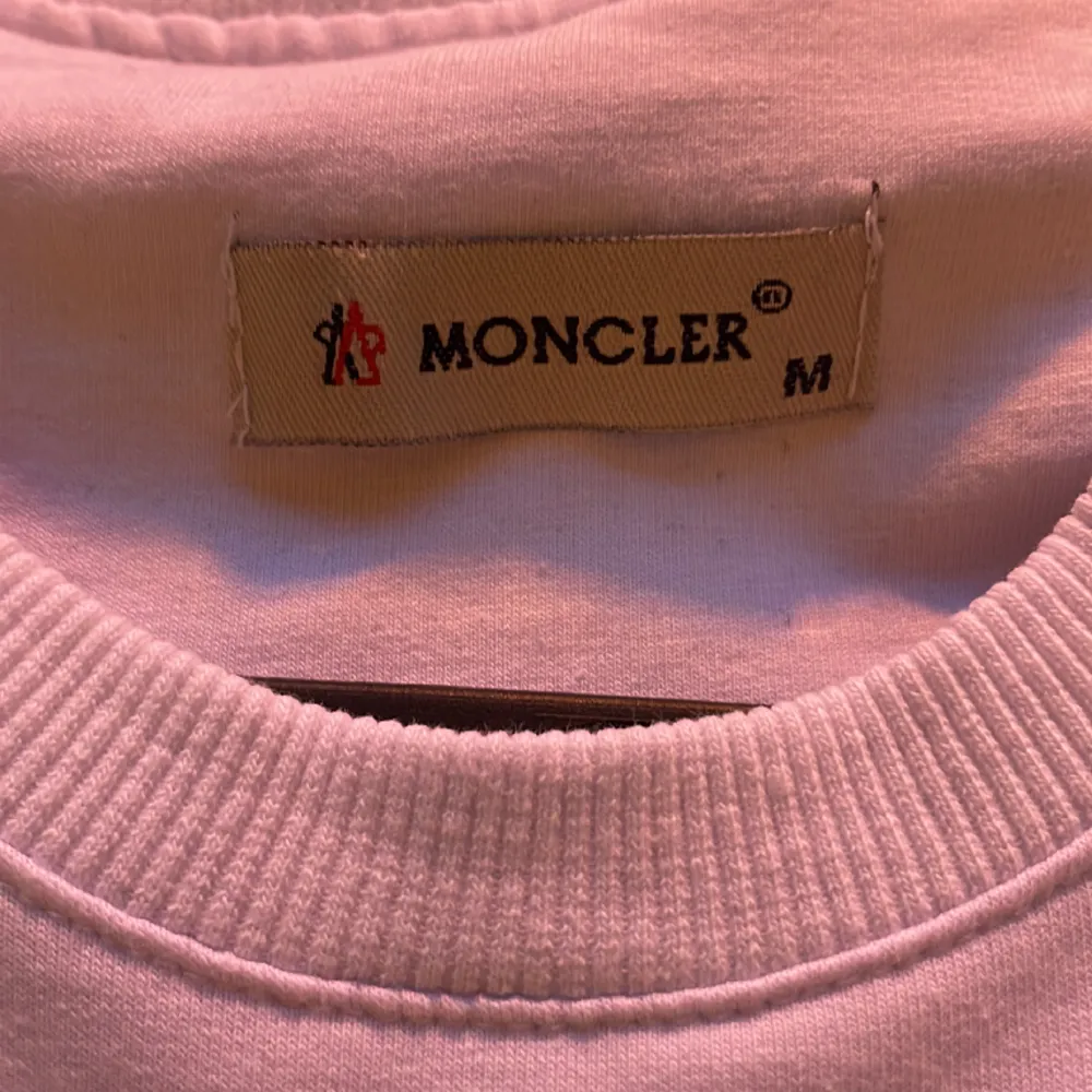 Moncler sweatshirt 1:1 kopia storlek M aldrig använd ny skick. Hoodies.