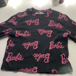 En fin barbie top  - Köpte den för 150 säljer den för 25 fin kort långarmat kommer från hm rosta text 