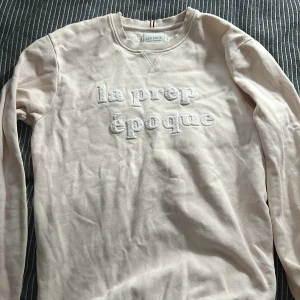 Les deux sweatshirt - Les deux sweatshirt i färgen beige och trycket ”la prep époque”