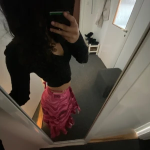 Rosa kjol i storlek 32 - Rosa kjol i storlek 32 man kan knyta hur man vill från monkl