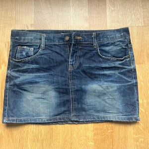 Jeans kjol - Jättegullig jeanskjol med fjärilstryck där bak som tyvärr blivit för stor på mig🌸 midjemått: 43cm   Längd fram: 30,5cm   Längd bak: 34cm 