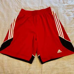 Snygga röda Adidas shorts, mycket bra skick! Storlek M