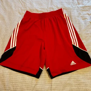 Röda Adidas shorts stl M - Snygga röda Adidas shorts, mycket bra skick! Storlek M