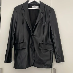 Blazer  - Oversized blazer/kavaj i skinimitation från bershka i storlek M. Använd en gång