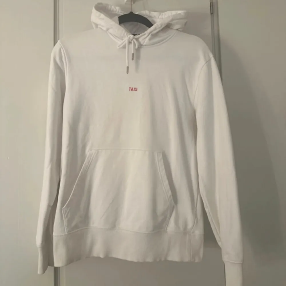 snygg helmut lang hoodie i vit färg. bra skick storlek S  inga defekter . Hoodies.