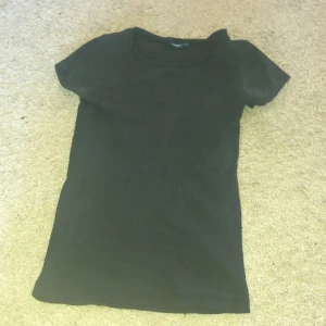 T-shirt - Bra skick, lite urtvättad svart färg