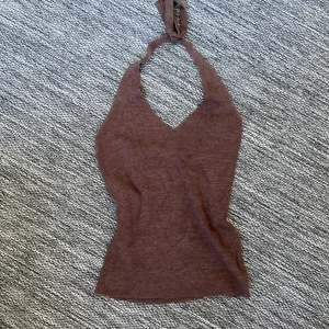 Halterneck - Halterneck från bikbok, måttligt använd och i nyskick❣️Nypris ca 250, köpt för 2,5 år sedan. 