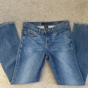 säljer dessa skitsnygga lågmidjade bootcut jeans från calvin klein!! aldrig använda. midjemått: 74cm, innerbenslängd: 75-76cm💓pris kan diskuteras 
