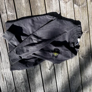 Stone Island sweatshirt - Lite använd men väl omhändertagen. Kommer inte till användning hemma längre då den är för liten. Inköpt på NK för ett år sedan. Den är dock inte så stor i storlek så passar även XS