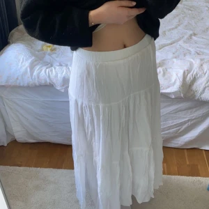 Vit långkjol - Så fin långkjol perfekt till sommaren! Den har en underkjol så den är inte genomskinlig. I väldigt bra skick utan fläckar! Stretchig i midjan så går att ha både låg- och högmidjad.