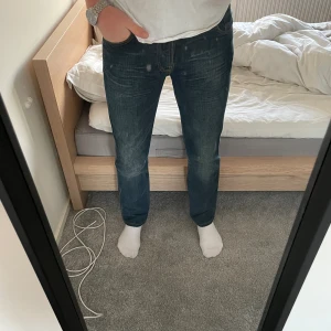 Nudie Jeans - Ett par Nudie Jeans för intresserade. Modellen är ”Slim Jim” i marinblått. Jeansen är i väldigt bra skick utan defekter. Tveka inte vid frågor!