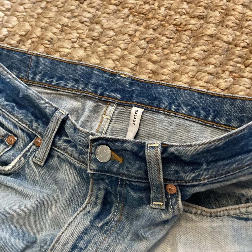 Ett par fräscha galaxy jeans från weekday med unik wash, köpt för 600 kr för ungefär 1 år sen, bra skick och härlig passform. Jeans & Byxor.