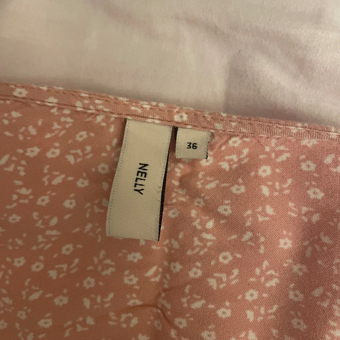 Rosa klänning med knappar - 90