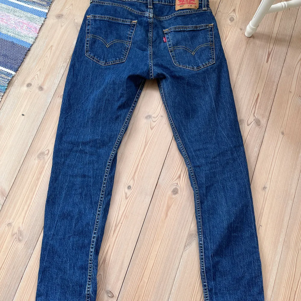 Ett par Levis jeans i modellen 502. Jeansen är i storlek 30/32 och är i perfekt skick. Jag på bilden är 180 cm. Skriv vid funderingar!. Jeans & Byxor.