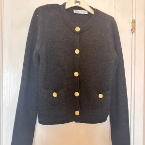 Kofta  - Super dfin kofta från zara som är använd fåtal gånger storlek d den är grå svart
