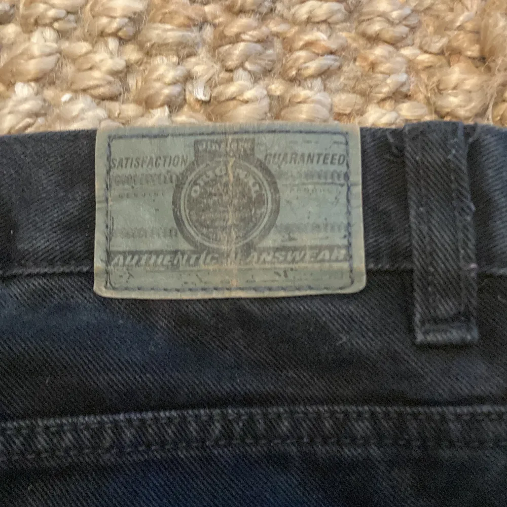 Ett par svarta jeans köpta här på Plick, vet ej storleken men var lite för små för mig som är 181 cm lång😛. Jeans & Byxor.