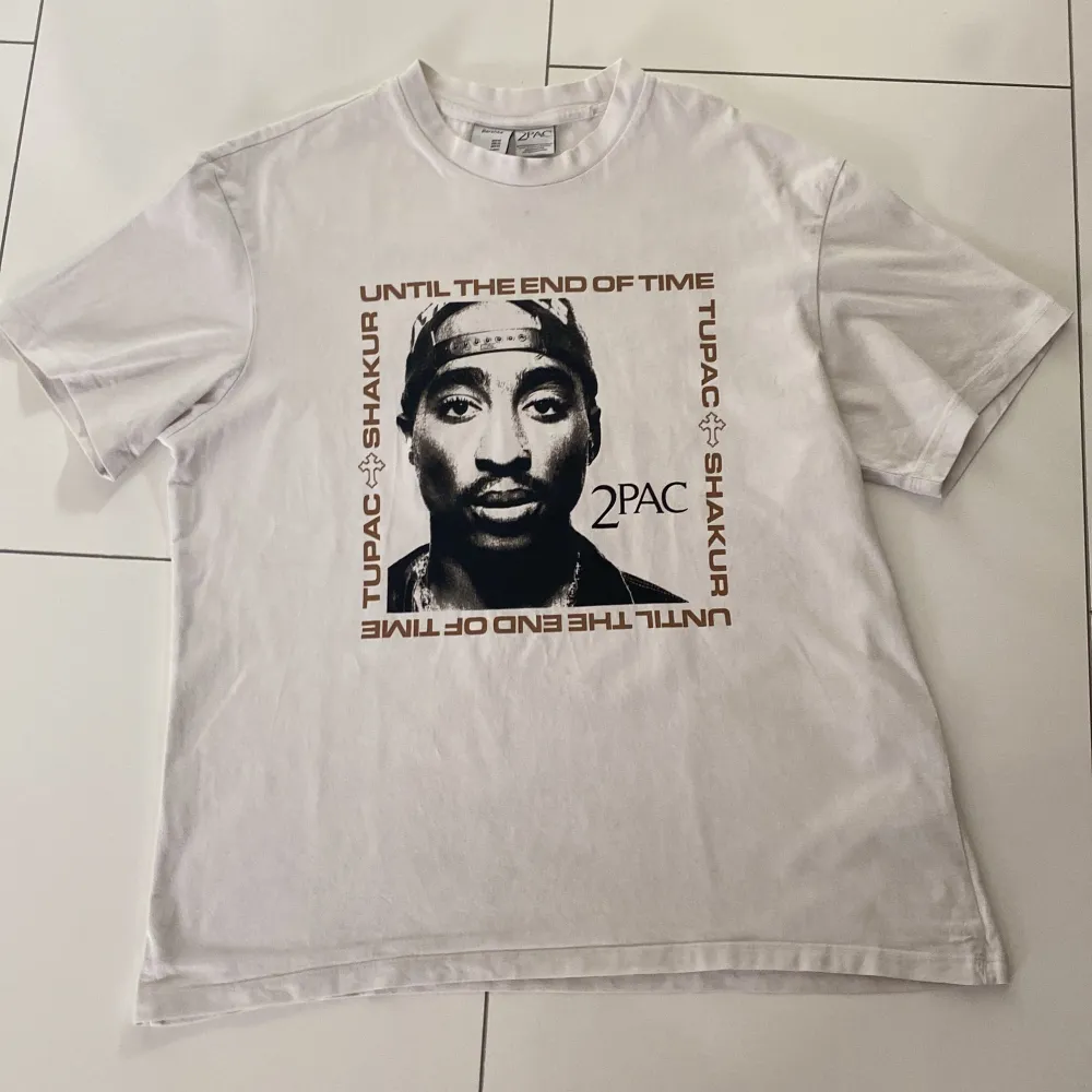 2Pac tee från Junkyard!😍 Storlek XS men baggy!🤠 Köptes för 600kr från Junkyard och säljer för 150kr!😨 Nyskick och säljs snabbt så hör av dig vid minsta lilla fundering!😃🤑. T-shirts.