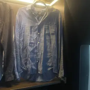 Vanlig blå skjorta som inte används längre 