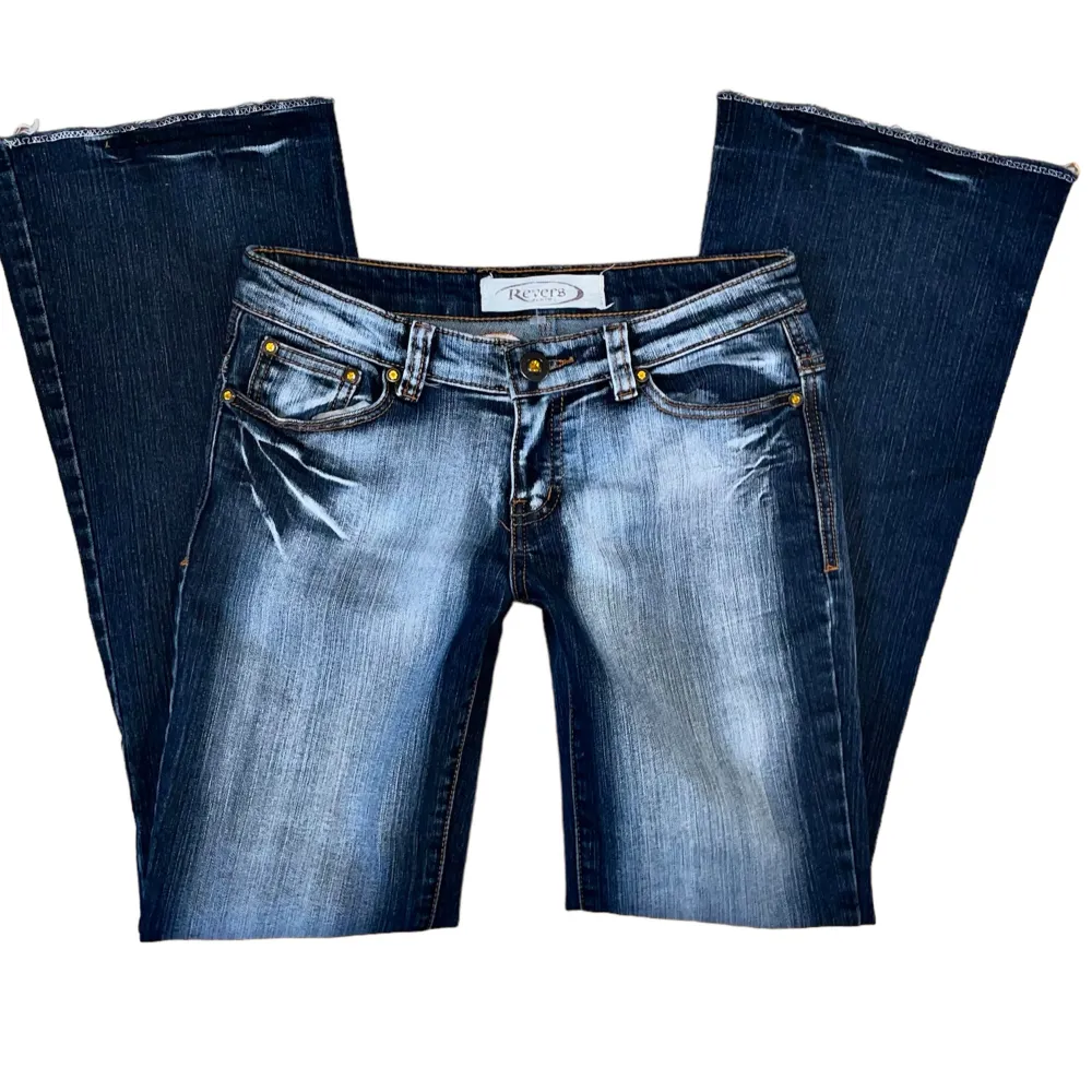 Jättesnygga lowrise bootcut jeans med jättecoola detaljer bakifrån från Revers, står strl M på lappen men de är mer som en XS/S, jeansen är ganska stretchiga❤️// midja 34cm(+stretch), längd 95cm, innerbens 76cm. Jeans & Byxor.