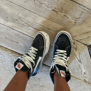 Blåa vans storlek 40 - Säljer ett par vans storlek 40! Använda ett par gånger, men inte så slitna! Säljs i befintligt skick