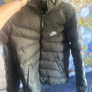 Nike oanvänd vinterjacka - Vinterjacka Nike fint skick storlek 158-170 fler sidor så först till kvarn. Frakt betalas av köparen. 