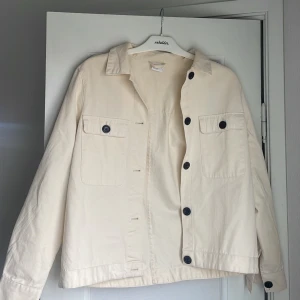 Beige jacka🤍✨ - En jacka som passar till våren och sommaren✨fint skick