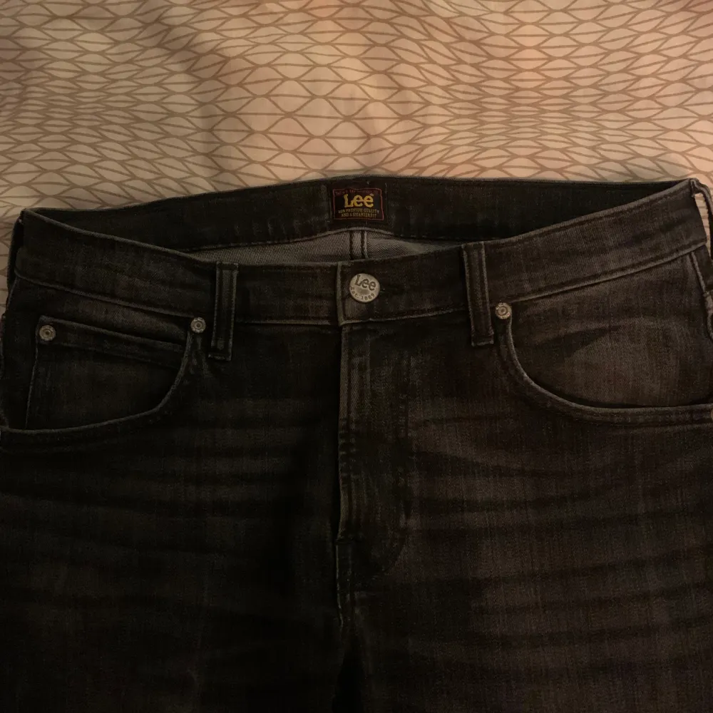 Säljer mina feta grå Lee jeans storlek 30/32 . Jeans & Byxor.
