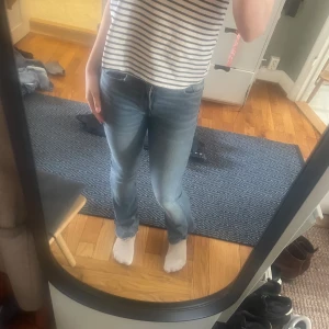 Blåa zara jeans - Jag säljer mina snygga zara jeans för att dem blivit för små. Dem är lite fransiga vid fötterna men det är inget man märker!  Om du vill ha fler bilder är det bara att skriva. 💗