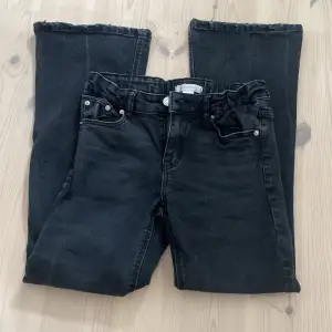 Svarta jeans från Gina Tricot i storlek 140. De är lite andvända men inte mycket. 